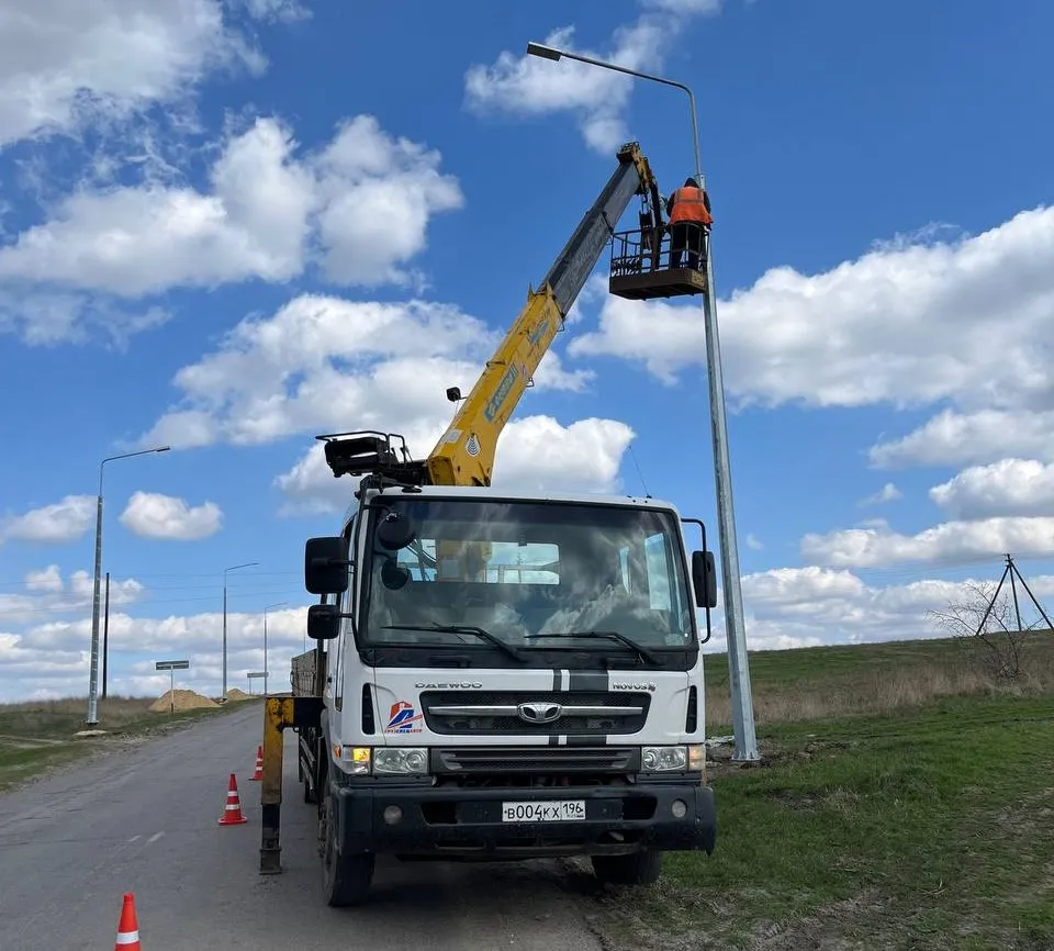 Монтаж опор освещения.jpg Монтаж опор освещения.jpg